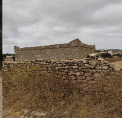 Ancienne bâtisse en pierre, repère avant l'arrivée