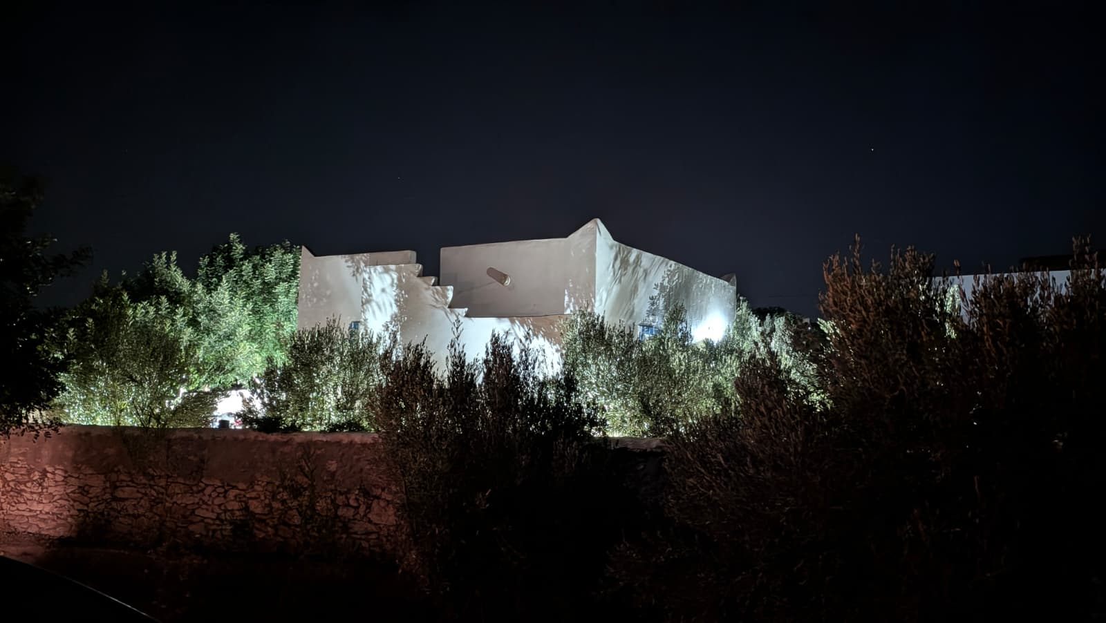 Façade de Dar Christelle illuminée de nuit