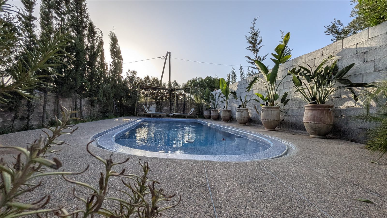 Piscine de Dar Christelle à l'heure dorée
