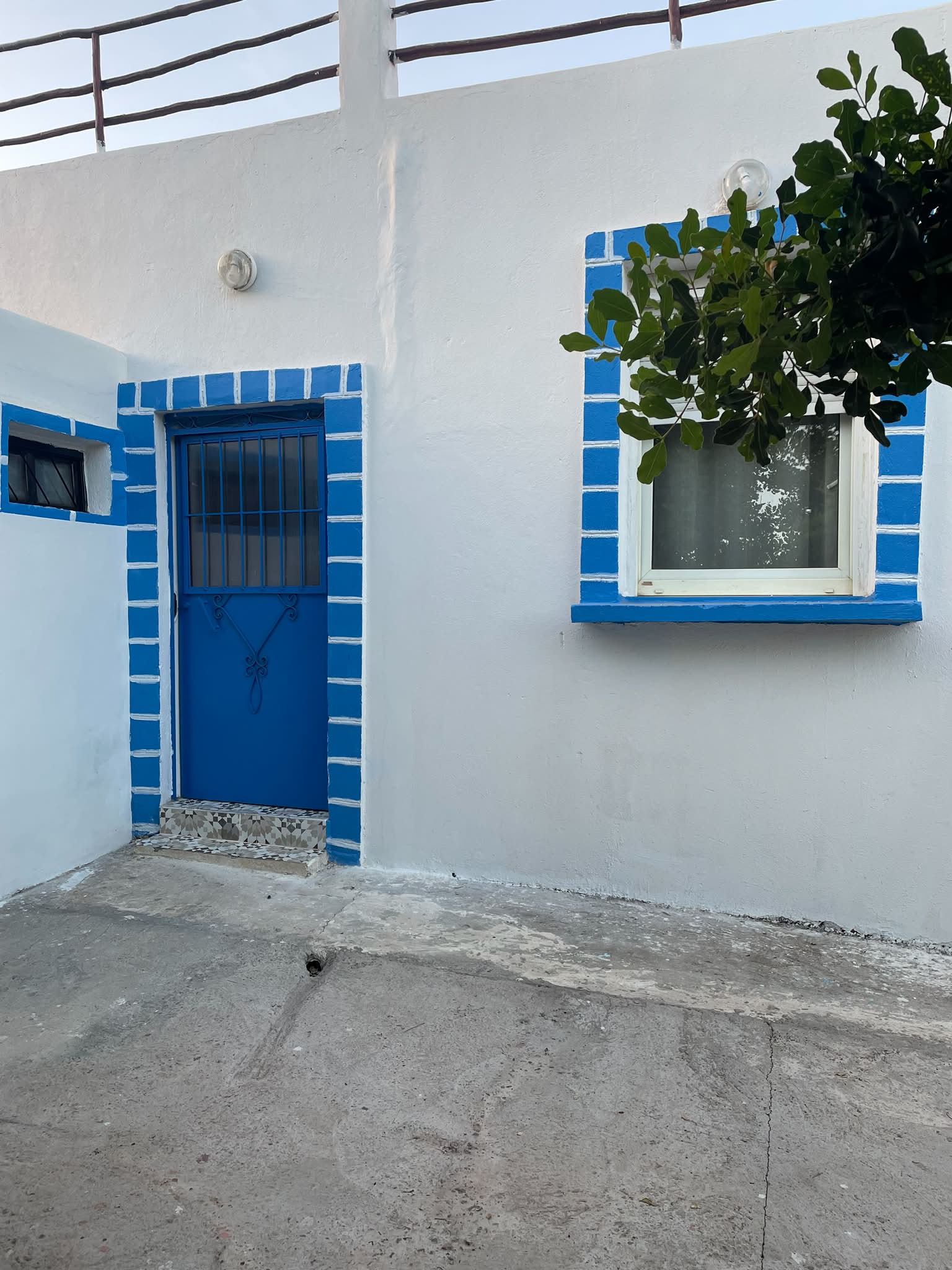 La porte bleue emblématique de Dar Christelle