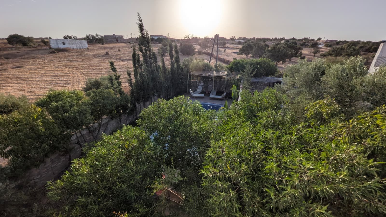 Vue aérienne du jardin et de la piscine de Dar Christelle